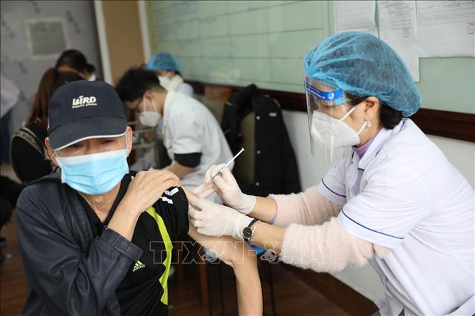 Nhân viên y tế tiêm vaccine phòng Covid-19 cho người dân. Ảnh minh họa: Minh Quyết/TTXVN