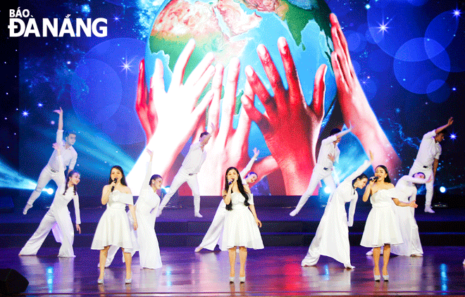 Singers performing the 'The World Together' song composed by musican Tung Lam at the gala night to summarise the campaign to compose songs and stage scripts about COVID-19 prevention and control. Photo: Xuan Dung