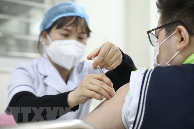 Nhân viên y tế tiêm vaccine phòng Covid-19 cho học sinh lớp 6 tại điểm tiêm chủng trường THCS Lê Ngọc Hân, quận Hai Bà Trưng, Hà Nội, vào sáng 17-4. (Ảnh: Minh Quyết/TTXVN)
