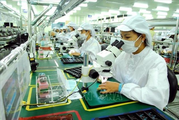 Manufacturing electronic components at Doosung Tech Vietnam Co., Ltd in Hoa Binh. Illustrative image (Photo: VNA)