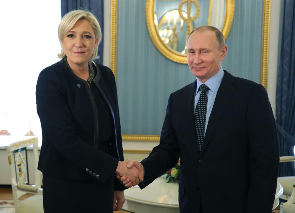 Bà Marine Le Pen (bên trái) gặp gỡ Tổng thống Nga Vladimir Putin tại Moscow ngày 24-3-2017. Thời điểm đó, bà Le Pen cũng là ứng cử viên Tổng thống Pháp. Ảnh: AP	