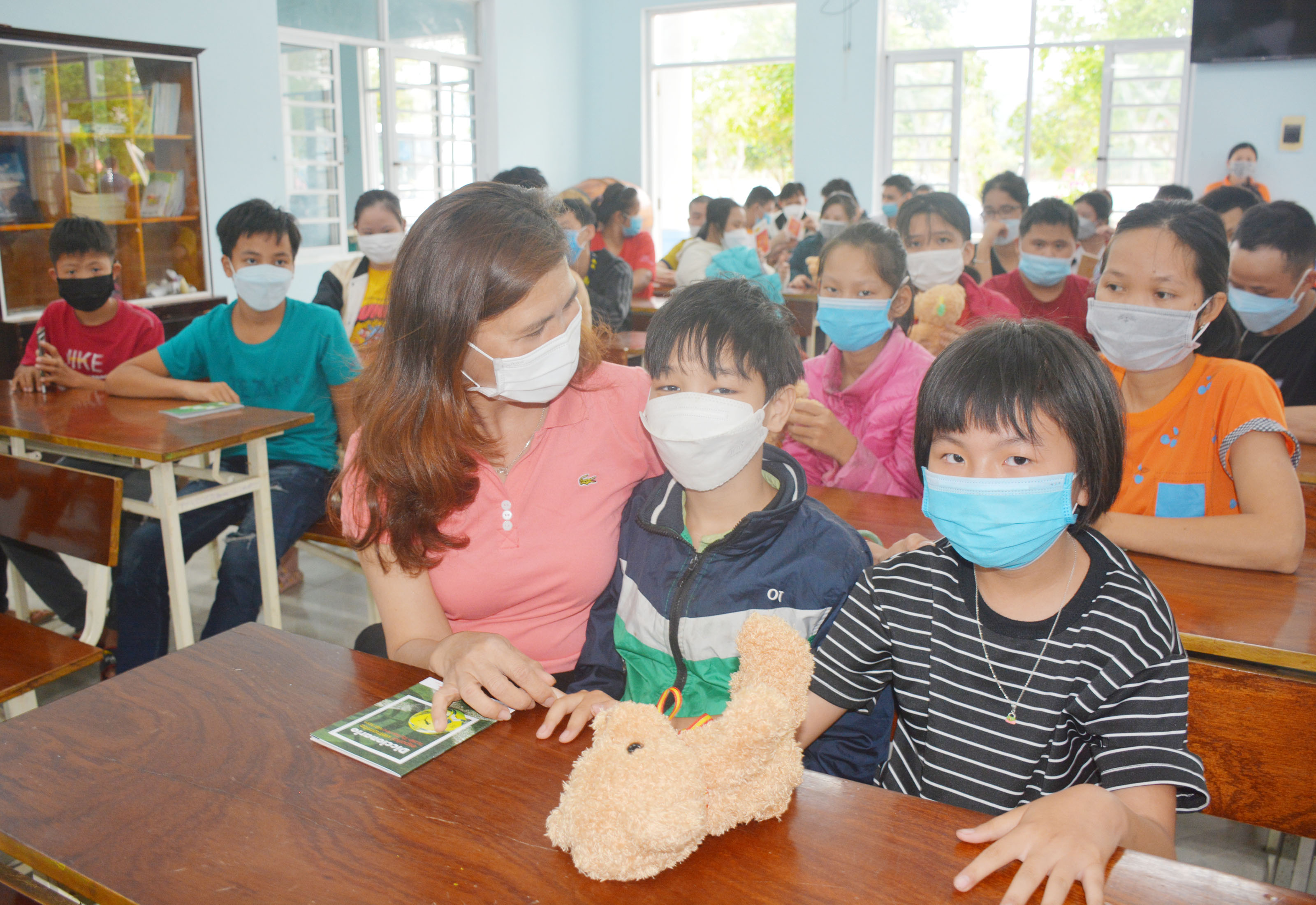 Mrs. Nguyen Thi Kim Yen (left) teaching children at the Shelter No 3 of Da Nang’s Care Centre for Agent Orange Victims and Disadvantaged Children in Hoa Vang District's Hoa Nhon Commune. Photo: LVT 