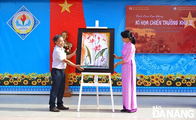 Bức tranh sau khi hoàn thành được tặng lưu niệm cho tập thể cán bộ, giáo viên, học sinh Trường THCS Nguyễn Văn Linh (huyện Hòa Vang).