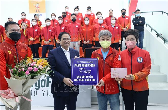 Thủ tướng Phạm Minh Chính tặng quà cho các huấn luyện viên và vận động viên môn bắn súng đang tập luyện tại Trung tâm Huấn luyện thể thao quốc gia. Ảnh: Dương Giang/TTXVN