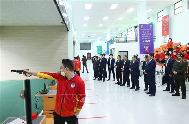 Thủ tướng Phạm Minh Chính kiểm tra công tác tập luyện môn bắn súng tại Trung tâm Huấn luyện thể thao quốc gia. Ảnh: Dương Giang/TTXVN