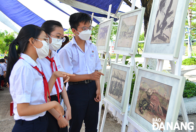 Students visit the mobile exhibition ‘Sketches of the Zone 5 Battlefield’.