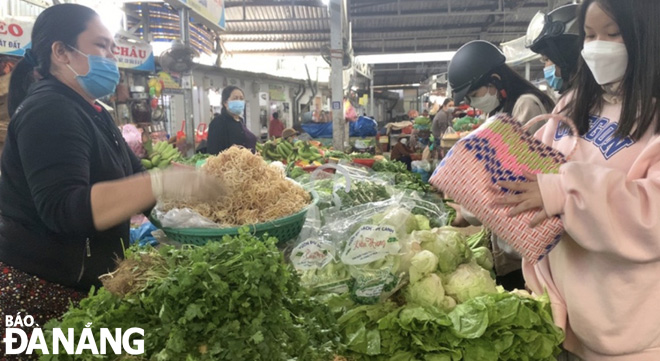 Using eco-friendly reusable bags when going to wet markets is a message conveyed a group of Tran Phu Senior High School pupils.