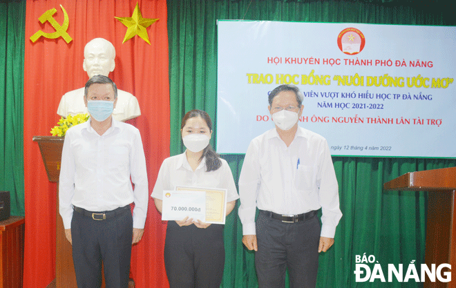 Tran Thi Minh Ngoc (middle), An Khe Ward, Thanh Khe District, received 