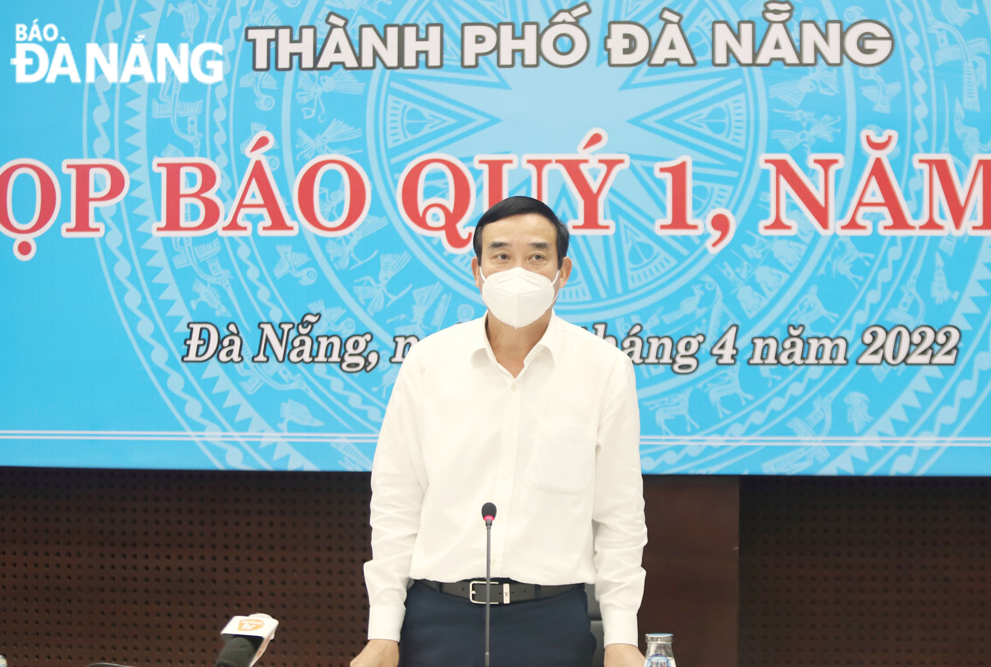 Chủ tịch UBND thành phố Lê Trung Chinh phát biểu kết luận buổi họp báo. Ảnh: NGỌC PHÚ