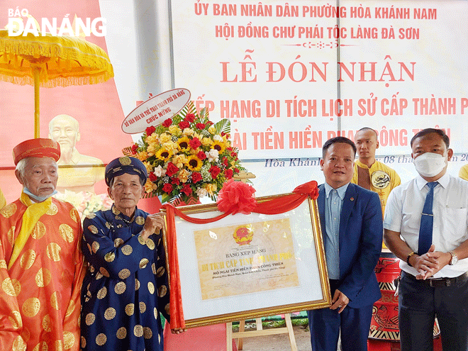 Director of the Da Nang Museum Huynh Dinh Quoc Thien (second right) handing over a certificate recognising the tomb site of Phan Cong Thien as municipal-level relic site. Photo: H.L