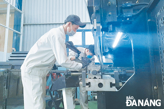 Hoa Vang District is focusing on developing industrial and rural handicraft production in the district. Production workers are pictured at the Bich Hanh Technology Joint Stock Company in Hoa Nhon Commune - an enterprise specialising in the production of electrical panels and electrical equipment. Photo: KHANH HOA