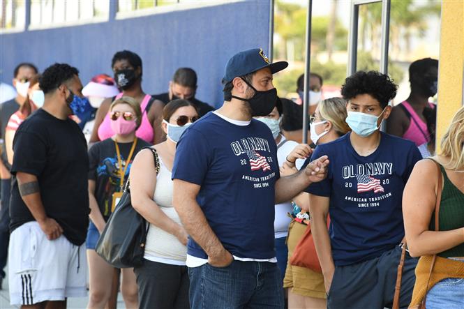 Người dân đeo khẩu trang phòng dịch COVID-19 tại bang California, Mỹ. Ảnh: AFP/TTXVN