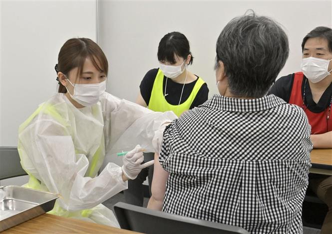 Nhân viên y tế tiêm vaccine ngừa COVID-19 cho người dân ở Osaka, Nhật Bản. Ảnh: Kyodo/TTXVN
