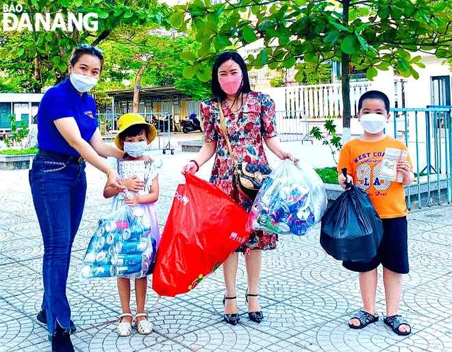 Pupils from the Vo Thi Sau Primary School have been actively involved in swapping recyclable trash for gifts. Photo: NGOC HA 