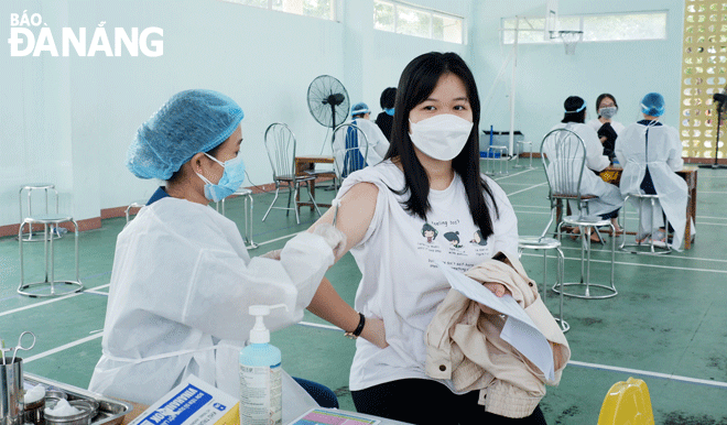 The Da Nang People's Committee requires relevant local agencies to effectively implement vaccination against COVID-19 for children from 5 to under 12 years old. Medical staffers are pictured administering a COVID-19 vaccine shot to a junior high school student in Son Tra District. Photo: PHAN CHUNG