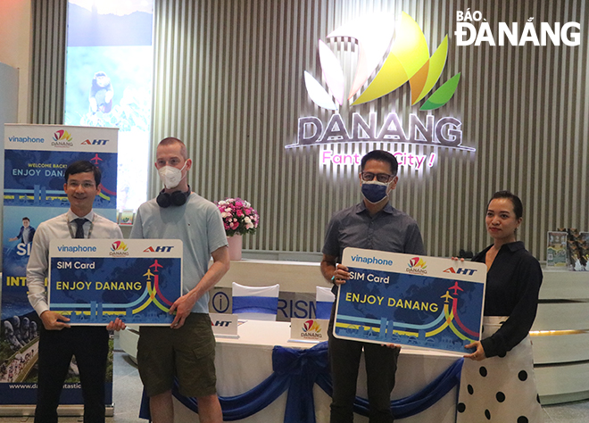 First international air passengers to Da Nang from Singapore Airlines-operated flight SQ172 being given 4G Vinaphone SIM cards upon arrival at Da Nang International Airport on the morning of April 20. Photo: VAN HOANG