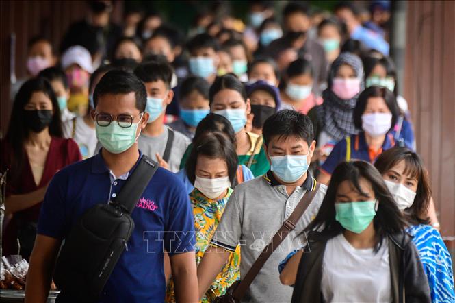 Người dân đeo khẩu trang phòng dịch COVID-19 tại Bangkok, Thái Lan. Ảnh: AFP/TTXVN