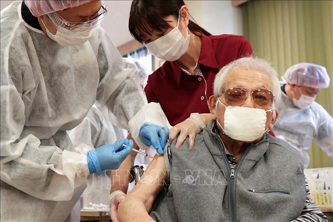 Nhân viên y tế tiêm vaccine ngừa COVID-19 cho người cao tuổi tại Tokyo, Nhật Bản ngày 12/4/2021. Ảnh: AFP/TTXVN