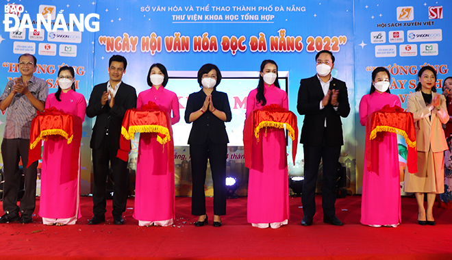 Da Nang People's Committee Vice Chairman Ngo Thi Kim Yen (centre) joins the cutting of the ribbons to open the Da Nang Reading Culture Festival 2022. Photo:  XUAN DUNG.