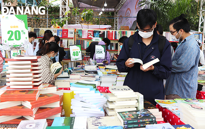 The Da Nang Reading Culture Festival 2022 attracts a large number of people, including students who long to read and buy books. Photo: LAN TRINH