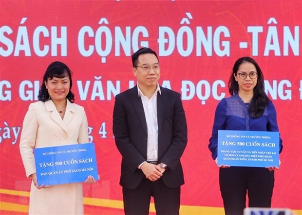 Tặng 1000 cuốn sách cho Ban Quản lý Phố sách Hà Nội và Trung tâm tư vấn và tiếp nhận trẻ em có hoàn cảnh đặc biệt khó khăn (quận Hoàn Kiếm). (Ảnh: Tuấn Đức/TTXVN)