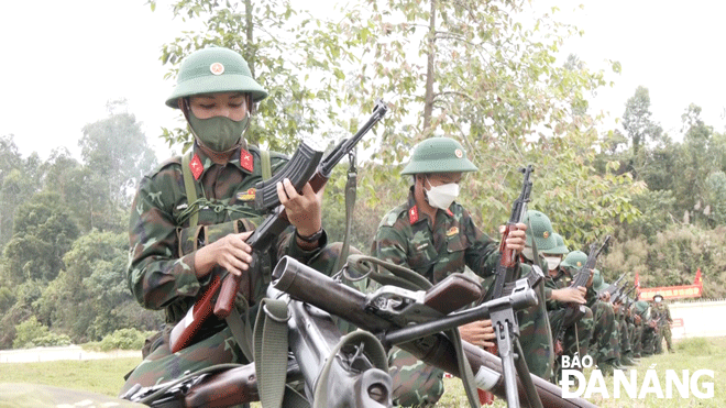 Chiến sĩ mới Tiểu đoàn 1, Trung đoàn 971 huấn luyện bắn súng trên thao trường. Ảnh: C.T 