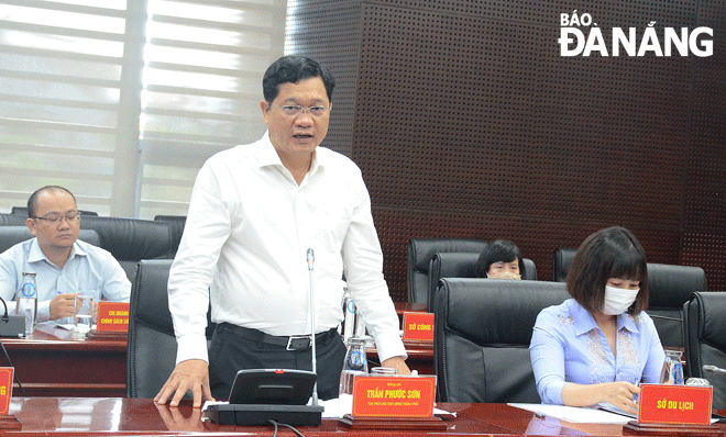 Da Nang People's Committee Vice Chairman Tran Phuoc addresses the meeting with a delegation of the National Assembly's Committee for Culture and Education on realising the policy of restoring and reopening tourism activities, April 21, 2022. Photo: THU HA