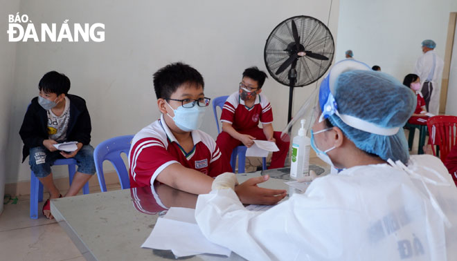 Những học sinh THCS trên địa bàn quận Hải Châu đến tiêm vắc-xin phòng Covid-19 tại Cung Thể thao Tiên Sơn. 