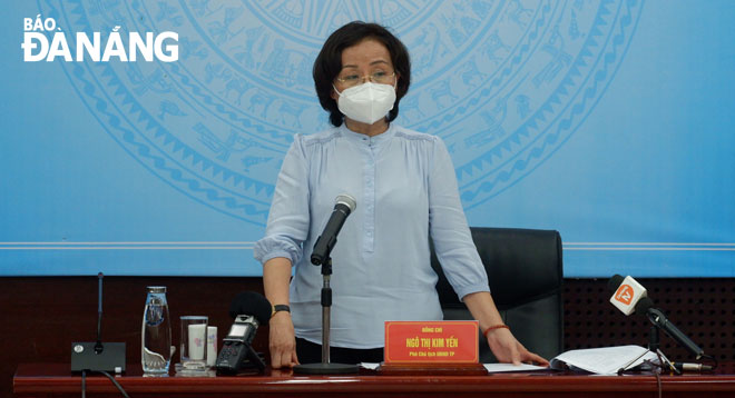 Vice Chairwoman of the Da Nang People's Committee Ngo Thi Kim Yen chaired a meeting on Thursday held by the municipal Steering Committee for COVID-19 Prevention and Control, April 21, 2022. Photo: PHAN CHUNG