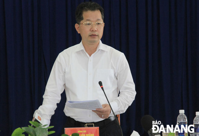 Bí thu Thành ủy Nguyễn Văn Quảng phát biểu kết luận tại buổi làm việc với Đảng ủy KCNC&CKCN Đà Nẵng vào sáng 22-4. Ảnh: TRỌNG HÙNG
