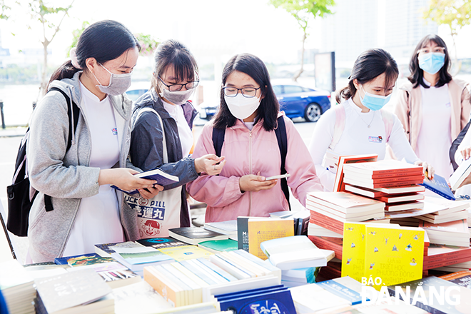 “Ngày hội văn hóa đọc Đà Nẵng 2022” diễn ra tại khu vực Thư viện Khoa học tổng hợp Đà Nẵng từ ngày 20 đến 24-4 thu hút đông đảo người dân, học sinh, sinh viên. Ảnh: PHẠM DOÃN TRIỀU