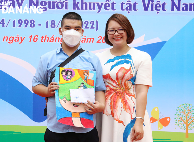 Nhà thiết kế Phương Nguyễn Silk trao giải Nhất cuộc thi vẽ tranh cho học sinh T.V.B (Trung tâm Hỗ trợ phát triển giáo dục hòa nhập Đà Nẵng). Ảnh: ĐAN TÂM