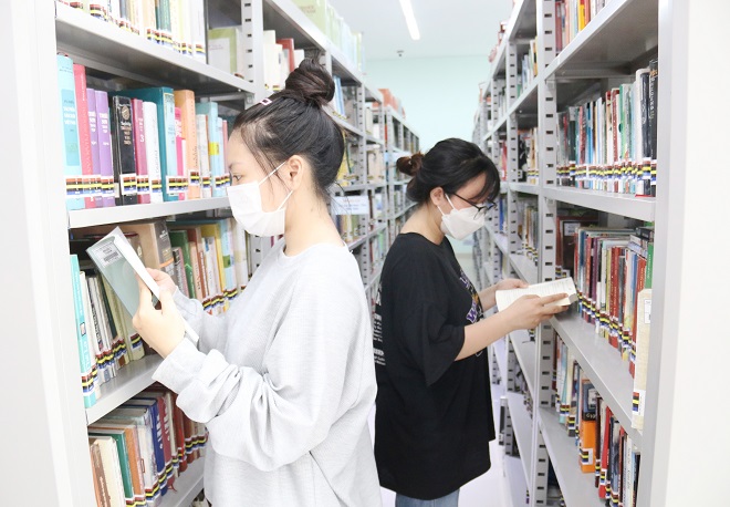 Visitors are seen at the Da Nang General Science Library.