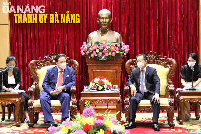 Bí thư Thành ủy Nguyễn Văn Quảng (phải) tiếp ngài Marc E. Knapper, Đại sứ Hoa Kỳ tại Việt Nam. Ảnh: LAM PHƯƠNG