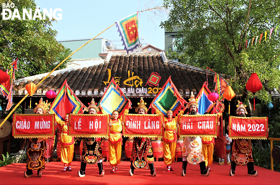 Nghệ sĩ Nhà hát Tuồng Nguyễn Hiển Dĩnh biểu diễn múa trình tường khai mạc Lễ hội Đình làng Hải Châu.