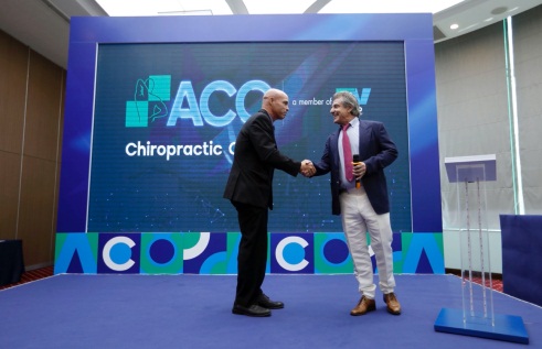 Bác sĩ Jean-Marcel Guillon (bên phải) và bác sĩ Wade Brackenbury – Tổng Giám đốc ACC (bên trái) bắt tay trong sự kiện ACC trở thành thành viên của FV.
