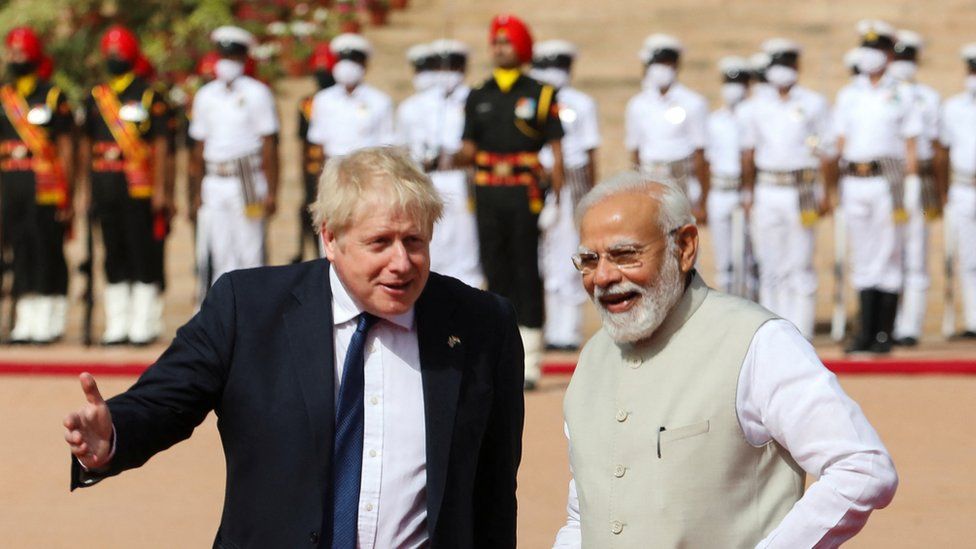 Thủ tướng Boris Johnson và người đồng cấp Ấn Độ Narendra Modi tại New Delhi. Ảnh: Reuters