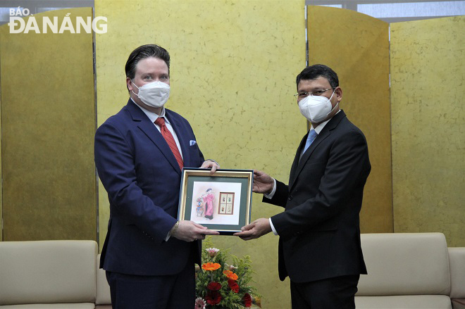 Standing Vice Chairman of the Da Nang People's Committee Ho Ky Minh (right) presenting a momento to Mr. Marc E. Knapper, the new US Ambassador to Viet Nam. Photo: LAM PHUONG