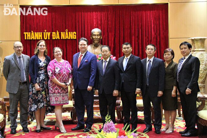 Secretary Quang (centre), Standing Vice Chairman Minh (fourth, right), and some representatives of municipal departments and agencies take a souvenir photo with the US delegation. Photo: LAM PHUONG