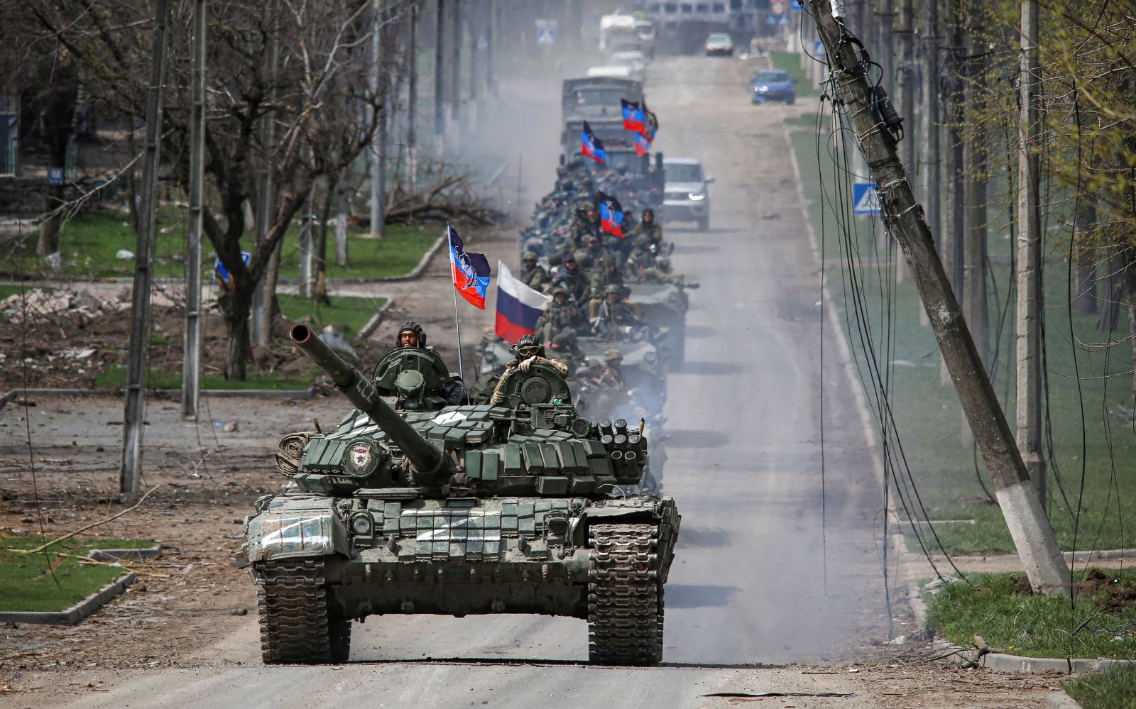 Đoàn xe bọc thép của quân đội Nga di chuyển ở Mariupol ngày 21/4. Ảnh: Reuters