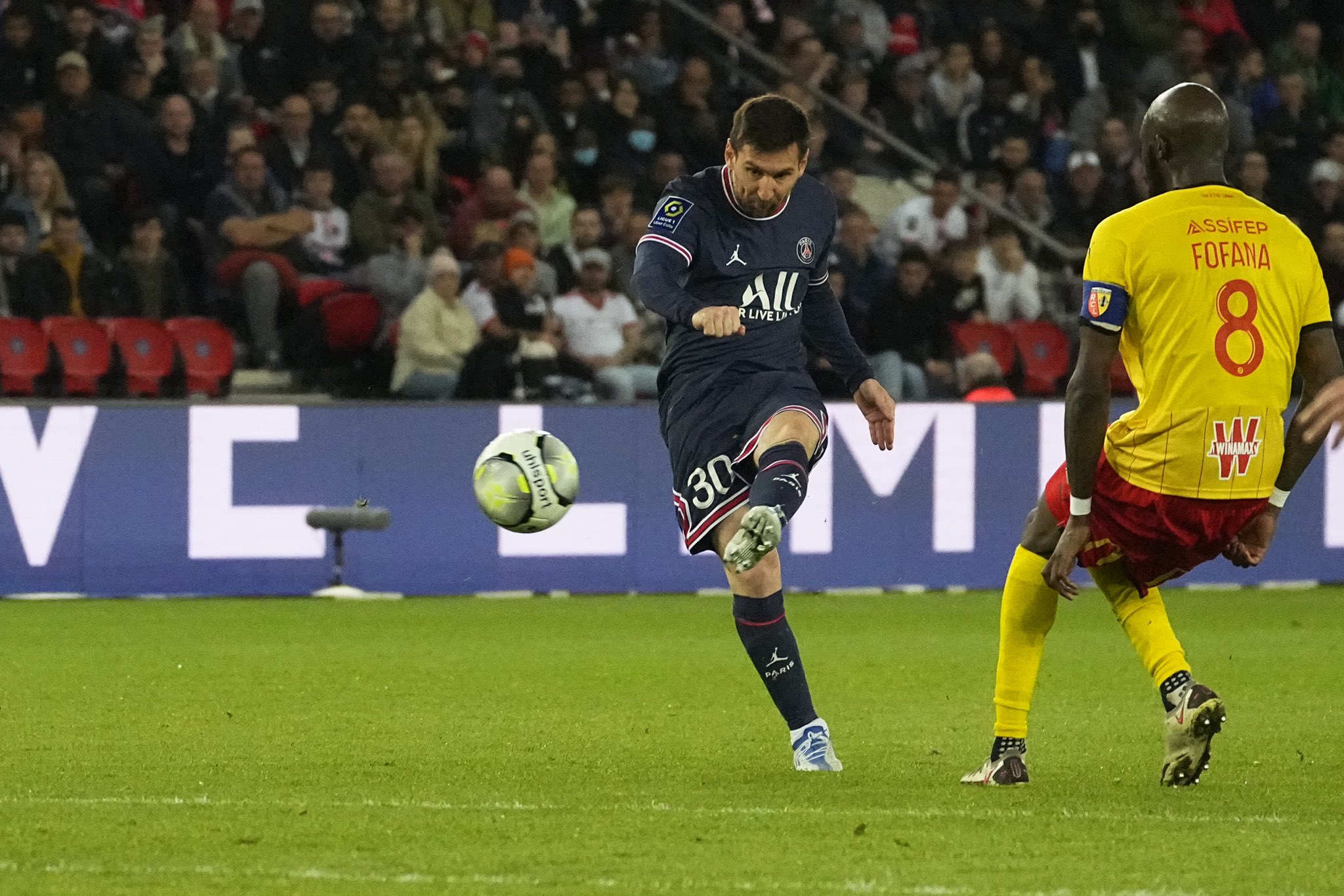 Messi lập siêu phẩm giúp PSG vô địch Ligue 1. (Nguồn: Getty Images)