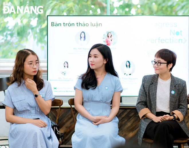 Nguyen Thi Phuong Thao, Che Thi Nhon Tam and Le Truc (from left to right) are seen at a community event about technology in Da Nang. Photo: L.X