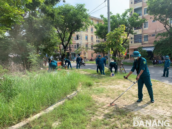 Lực lượng dân quân các phường trên địa bàn quận Sơn Trà ra quân làm sạch các tuyến đường, vỉa hè.