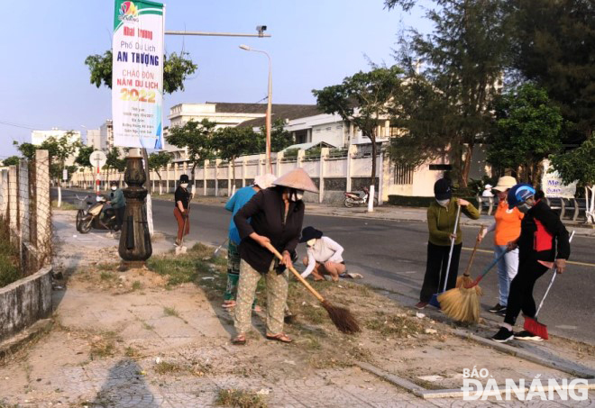 Residents in the An Thuong tourist quarter in My An Ward, Ngu Hanh Son District clean internal streets to welcome visitors.