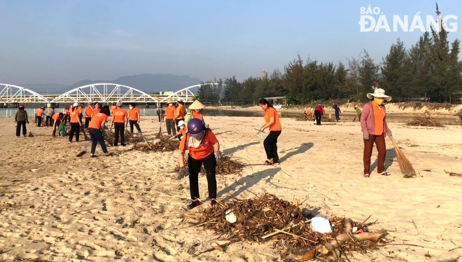 Members from the Women's Union of Lien Chieu District join cleanups of streets and Kim Lien Beach in Hoa Hiep Bac Ward, Lien Chieu District to serve tourism.