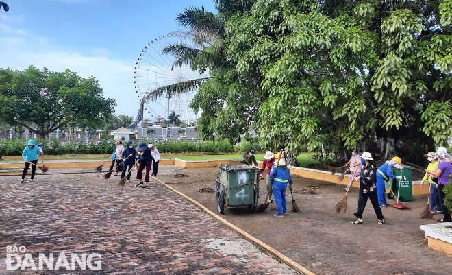 Staff of the Hai Chau District Office of Natural Resources and the Environment and the Hai Chau Environmental Enterprise join cleanups of roads and public places.