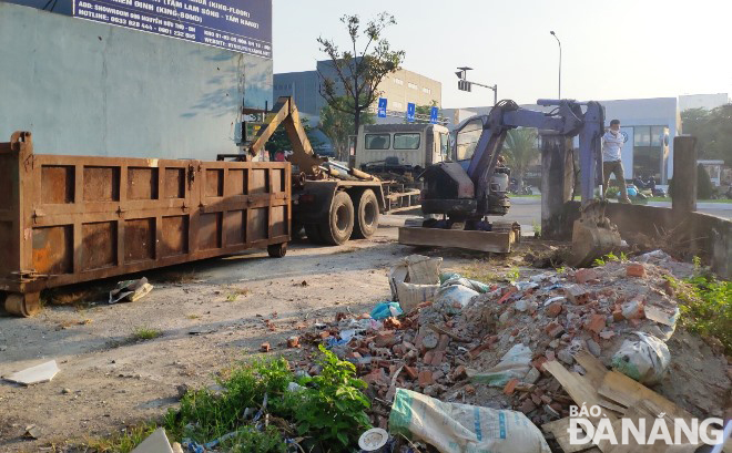 Garbage and constriction waste collection is observed in Cam Le District.