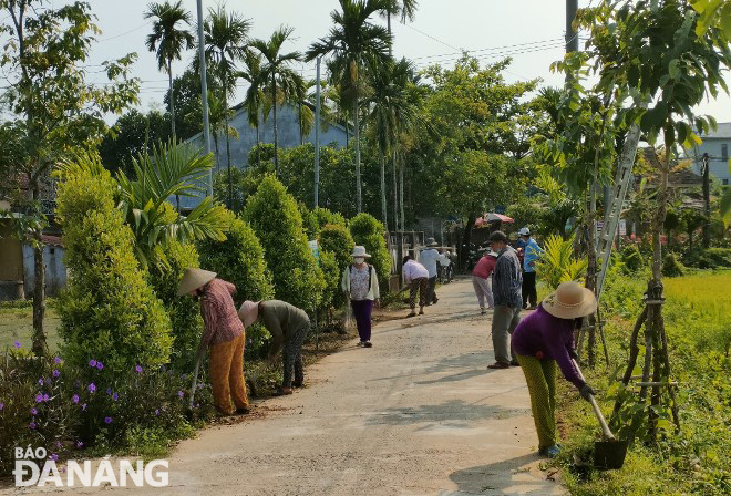 Residents in Hoa Nhon Commune, Hoa Vang District clean inter-village roads.