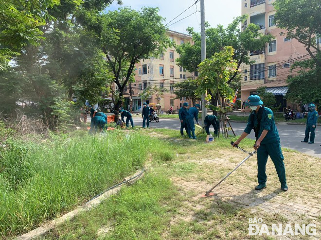 Militia forces of wards in Son Tra District went out to clean roads and sidewalks.