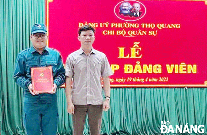 Chi bộ Quân sự phường Thọ Quang thuộc Đảng bộ phường Thọ Quang (quận Sơn Trà)  kết nạp Đảng cho quần chúng ưu tú. Ảnh: PV